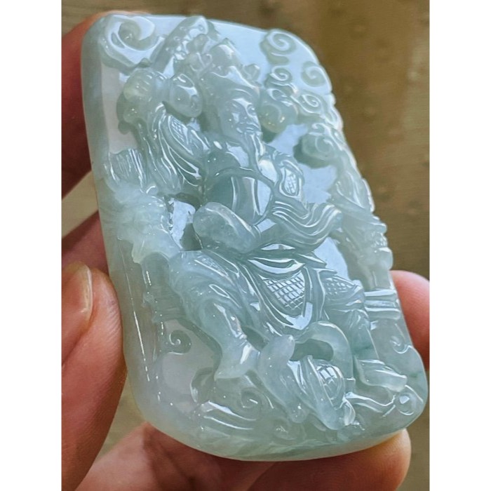 天然A貨緬甸玉 冰晴綠飄花獨家版玄天上帝翡翠玉牌 冰綠滿底色碎藍花點綴 頭帶神冠法像精開 方正64牌型-細節圖2