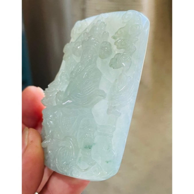 天然A貨緬甸玉 冰晴綠飄花獨家版玄天上帝翡翠玉牌 冰綠滿底色碎藍花點綴 頭帶神冠法像精開 方正64牌型-細節圖3