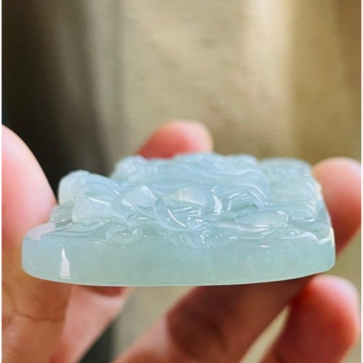 天然A貨緬甸玉 冰晴綠飄花獨家版玄天上帝翡翠玉牌 冰綠滿底色碎藍花點綴 頭帶神冠法像精開 方正64牌型-細節圖5