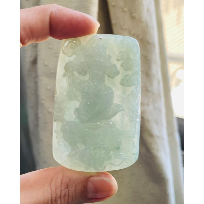 天然A貨緬甸玉 冰晴綠飄花獨家版玄天上帝翡翠玉牌 冰綠滿底色碎藍花點綴 頭帶神冠法像精開 方正64牌型-細節圖8