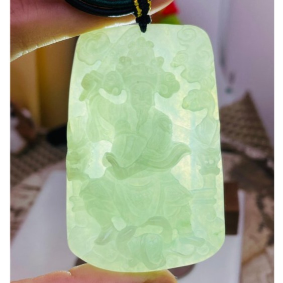天然A貨緬甸玉 冰晴綠飄花獨家版玄天上帝翡翠玉牌 冰綠滿底色碎藍花點綴 頭帶神冠法像精開 方正64牌型-細節圖9