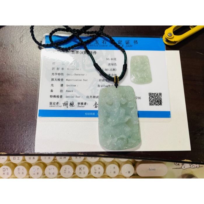 天然A貨緬甸玉 冰晴綠飄花獨家版玄天上帝翡翠玉牌 冰綠滿底色碎藍花點綴 頭帶神冠法像精開 方正64牌型-細節圖10