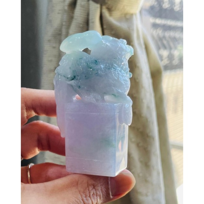 天然A貨緬甸玉 老坑冰飄花手工精雕步步高升招財貔貅翡翠印章/方印/收藏印 冰膠粉紫晴綠底色 滿滿靈動藍花 附台証-細節圖2