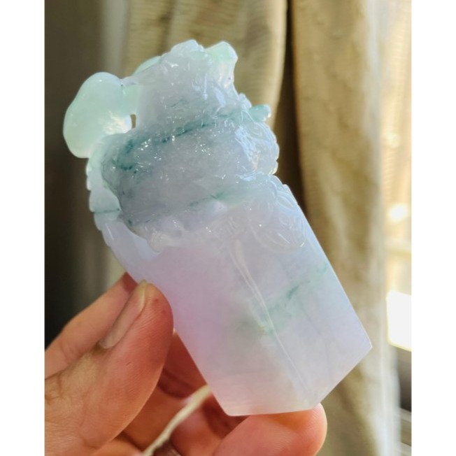 天然A貨緬甸玉 老坑冰飄花手工精雕步步高升招財貔貅翡翠印章/方印/收藏印 冰膠粉紫晴綠底色 滿滿靈動藍花 附台証-細節圖3