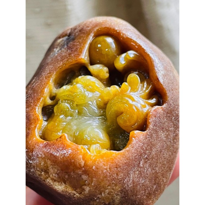 天然A貨緬甸玉 收藏件 油黃原石獨籽黃金貔貅翡翠把玩件/擺件 完整皮殼開窗玻璃種滿黃肉 皮薄肉多 附台証-細節圖2