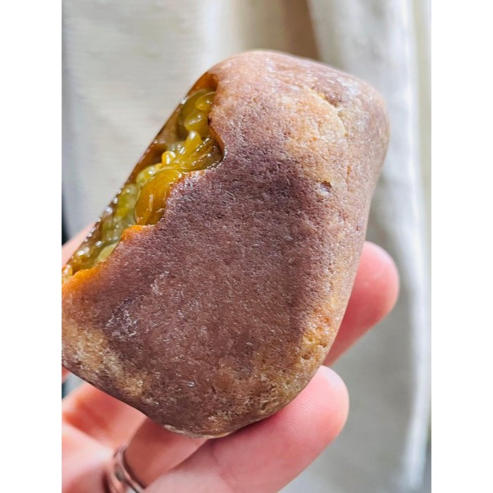 天然A貨緬甸玉 收藏件 油黃原石獨籽黃金貔貅翡翠把玩件/擺件 完整皮殼開窗玻璃種滿黃肉 皮薄肉多 附台証-細節圖4