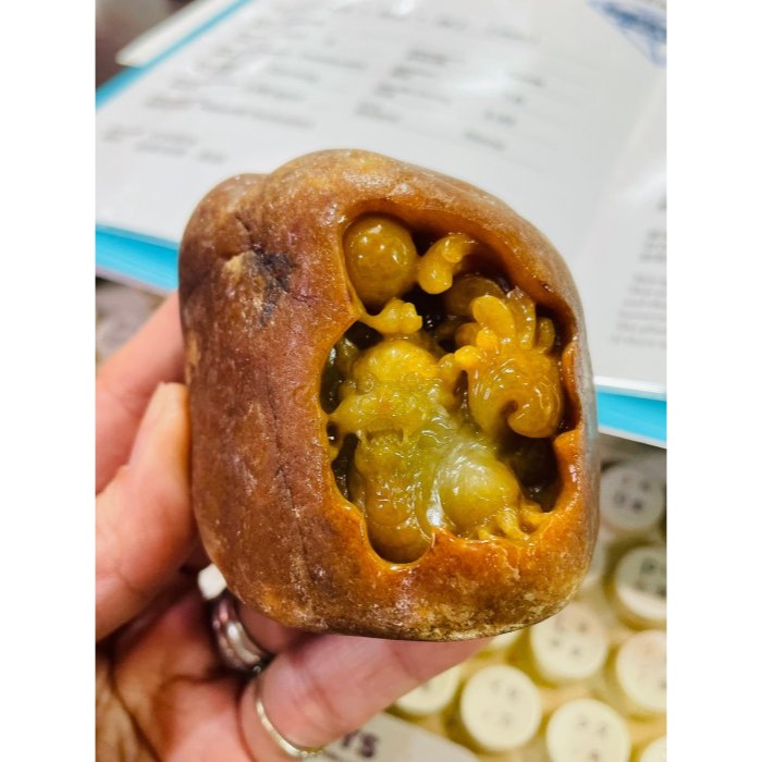 天然A貨緬甸玉 收藏件 油黃原石獨籽黃金貔貅翡翠把玩件/擺件 完整皮殼開窗玻璃種滿黃肉 皮薄肉多 附台証-細節圖9