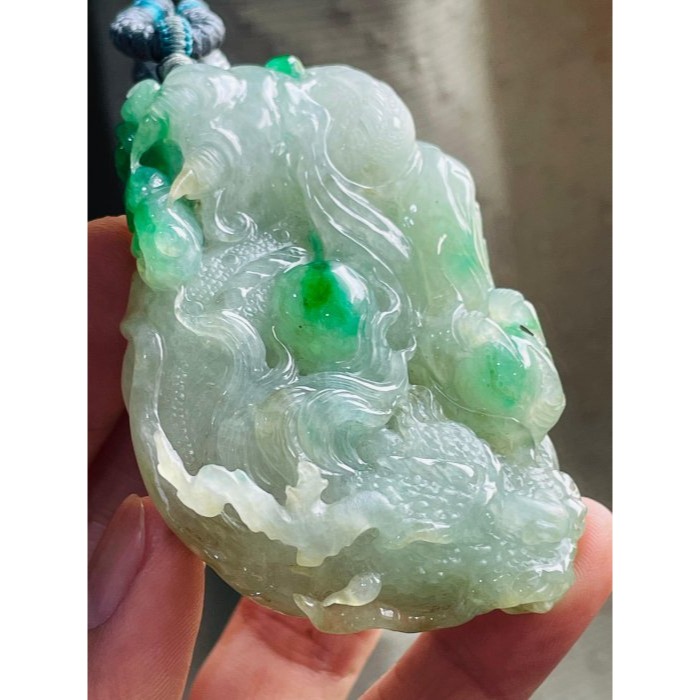 天然A貨緬甸玉 老坑辣綠飄花大師雕龍霸天下翡翠龍牌 泛光老冰料 帶多多冰陽綠 精工雙拋 附台証-細節圖2