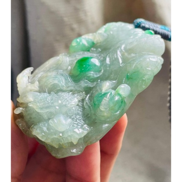 天然A貨緬甸玉 老坑辣綠飄花大師雕龍霸天下翡翠龍牌 泛光老冰料 帶多多冰陽綠 精工雙拋 附台証-細節圖3