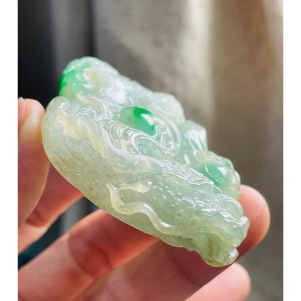 天然A貨緬甸玉 老坑辣綠飄花大師雕龍霸天下翡翠龍牌 泛光老冰料 帶多多冰陽綠 精工雙拋 附台証-細節圖4