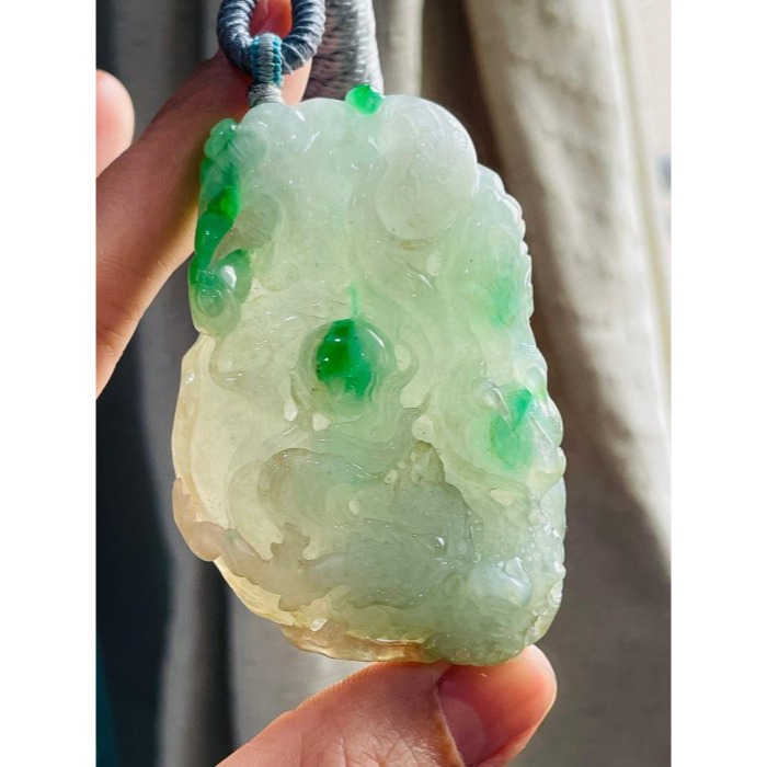 天然A貨緬甸玉 老坑辣綠飄花大師雕龍霸天下翡翠龍牌 泛光老冰料 帶多多冰陽綠 精工雙拋 附台証-細節圖8