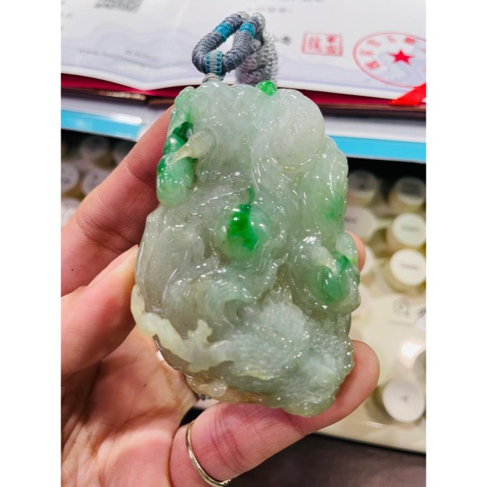 天然A貨緬甸玉 老坑辣綠飄花大師雕龍霸天下翡翠龍牌 泛光老冰料 帶多多冰陽綠 精工雙拋 附台証-細節圖9