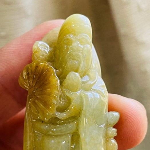 天然A貨緬甸玉 老坑梨黃俏色雕財神爺翡翠玉墜 老熟油亮滿黃俏糖黃 小飄綠 冰潤色滿手持財神扇-細節圖3