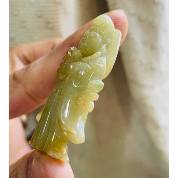 天然A貨緬甸玉 老坑梨黃俏色雕財神爺翡翠玉墜 老熟油亮滿黃俏糖黃 小飄綠 冰潤色滿手持財神扇-細節圖4