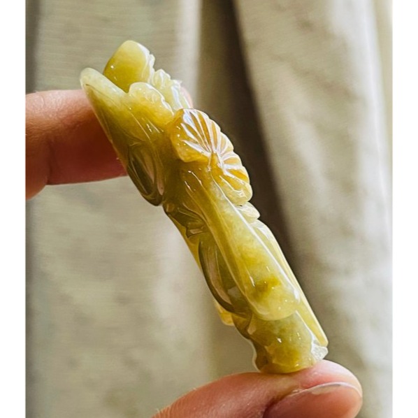 天然A貨緬甸玉 老坑梨黃俏色雕財神爺翡翠玉墜 老熟油亮滿黃俏糖黃 小飄綠 冰潤色滿手持財神扇-細節圖5