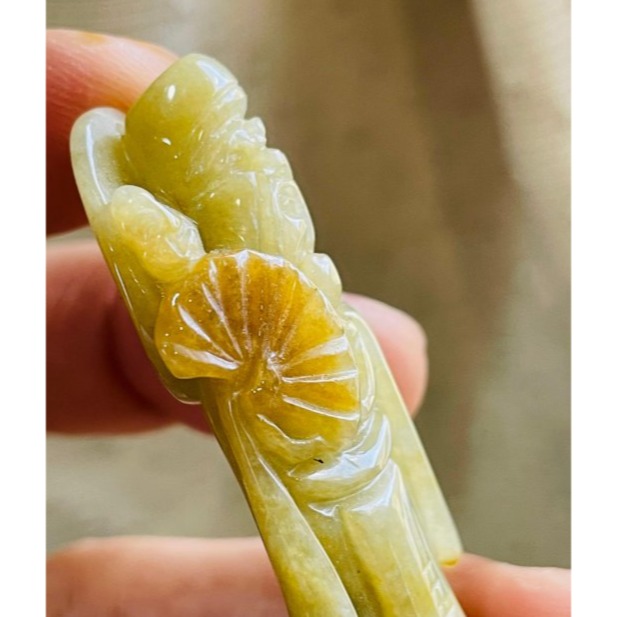 天然A貨緬甸玉 老坑梨黃俏色雕財神爺翡翠玉墜 老熟油亮滿黃俏糖黃 小飄綠 冰潤色滿手持財神扇-細節圖6