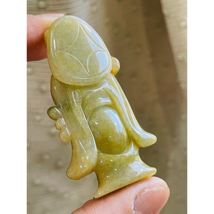 天然A貨緬甸玉 老坑梨黃俏色雕財神爺翡翠玉墜 老熟油亮滿黃俏糖黃 小飄綠 冰潤色滿手持財神扇-細節圖7