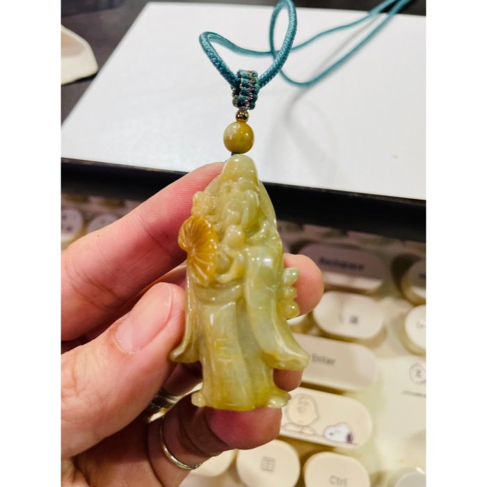 天然A貨緬甸玉 老坑梨黃俏色雕財神爺翡翠玉墜 老熟油亮滿黃俏糖黃 小飄綠 冰潤色滿手持財神扇-細節圖9
