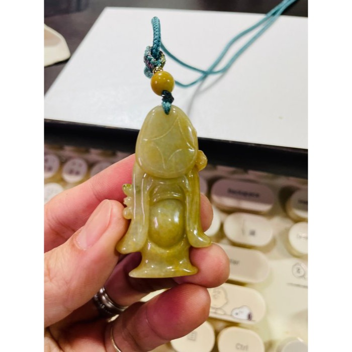 天然A貨緬甸玉 老坑梨黃俏色雕財神爺翡翠玉墜 老熟油亮滿黃俏糖黃 小飄綠 冰潤色滿手持財神扇-細節圖10