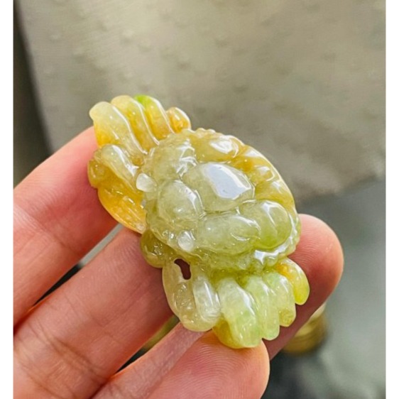 天然A貨緬甸玉 老坑黃加綠手工雕螃蟹/八方來財翡翠玉墜/包掛 起光感冰黃綠融合 幾抹陽綠點綴 晶透油滴般光澤-細節圖2