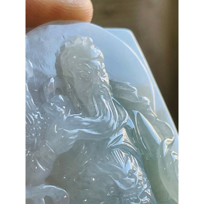 天然A貨緬甸玉 冰潤淡底色精雕坐姿關公翡翠玉牌 冰帶膠底庄 色淡有水頭 法像精開 牌形方正大器-細節圖3
