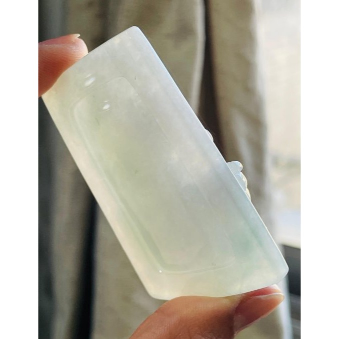 天然A貨緬甸玉 冰潤淡底色精雕坐姿關公翡翠玉牌 冰帶膠底庄 色淡有水頭 法像精開 牌形方正大器-細節圖6