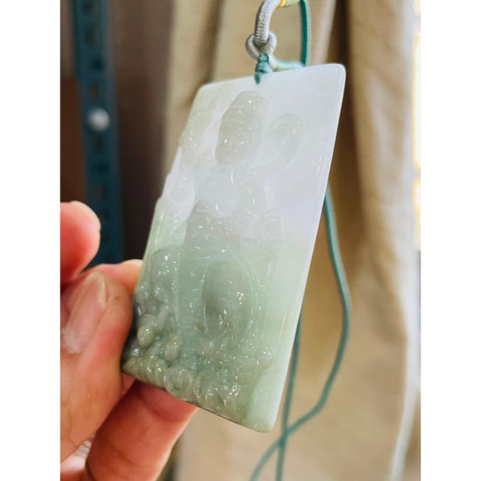 天然A貨緬甸玉 細潤半三水色九天玄女翡翠佛牌 水白綠各半分明 一刀切方正牌形 手持拂塵及八卦-細節圖5