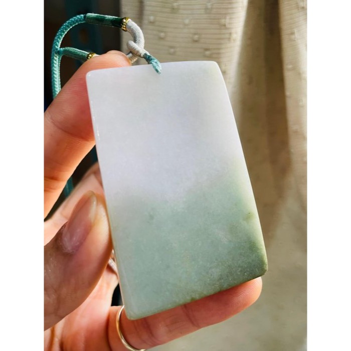 天然A貨緬甸玉 細潤半三水色九天玄女翡翠佛牌 水白綠各半分明 一刀切方正牌形 手持拂塵及八卦-細節圖6