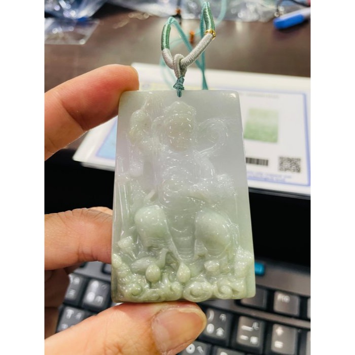 天然A貨緬甸玉 細潤半三水色九天玄女翡翠佛牌 水白綠各半分明 一刀切方正牌形 手持拂塵及八卦-細節圖10