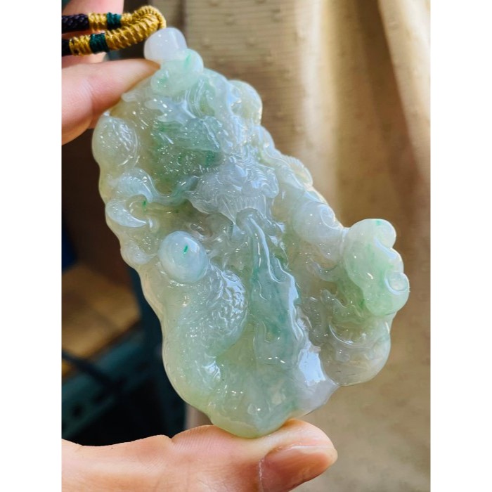 天然A貨緬甸玉 冰飄綠大師雕龍霸天下翡翠龍牌 冰起膠底飄陽綠花 灑金點綴 霸氣銳眼尖牙利爪-細節圖2