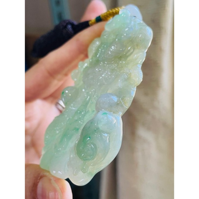 天然A貨緬甸玉 冰飄綠大師雕龍霸天下翡翠龍牌 冰起膠底飄陽綠花 灑金點綴 霸氣銳眼尖牙利爪-細節圖5