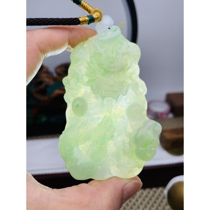 天然A貨緬甸玉 冰飄綠大師雕龍霸天下翡翠龍牌 冰起膠底飄陽綠花 灑金點綴 霸氣銳眼尖牙利爪-細節圖9