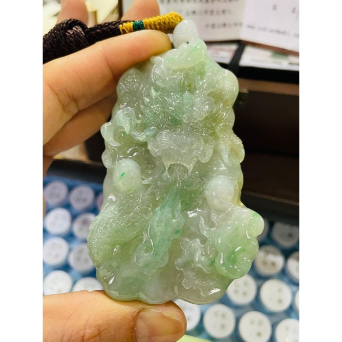 天然A貨緬甸玉 冰飄綠大師雕龍霸天下翡翠龍牌 冰起膠底飄陽綠花 灑金點綴 霸氣銳眼尖牙利爪-細節圖10
