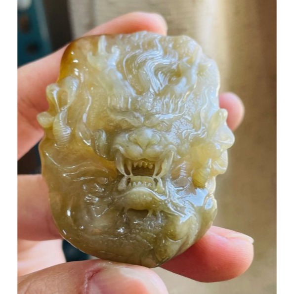 天然A貨緬甸玉 老坑梨黃漸變雙彩大師雕九五至尊翡翠龍牌 起冰漸層黃霧 天然過度老熟油亮 霸氣精工雙拋 附三證-細節圖2