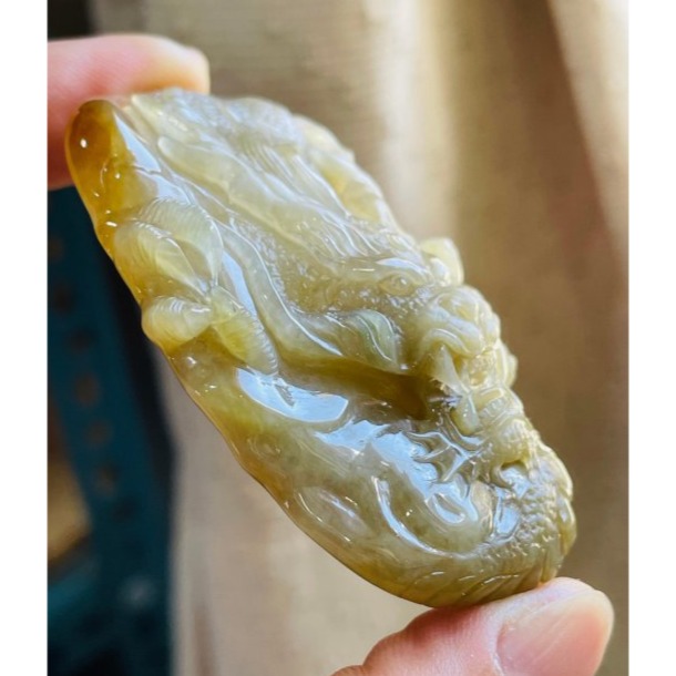 天然A貨緬甸玉 老坑梨黃漸變雙彩大師雕九五至尊翡翠龍牌 起冰漸層黃霧 天然過度老熟油亮 霸氣精工雙拋 附三證-細節圖3