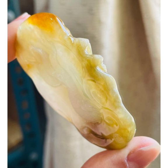 天然A貨緬甸玉 老坑梨黃漸變雙彩大師雕九五至尊翡翠龍牌 起冰漸層黃霧 天然過度老熟油亮 霸氣精工雙拋 附三證-細節圖4