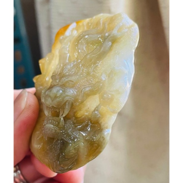 天然A貨緬甸玉 老坑梨黃漸變雙彩大師雕九五至尊翡翠龍牌 起冰漸層黃霧 天然過度老熟油亮 霸氣精工雙拋 附三證-細節圖5