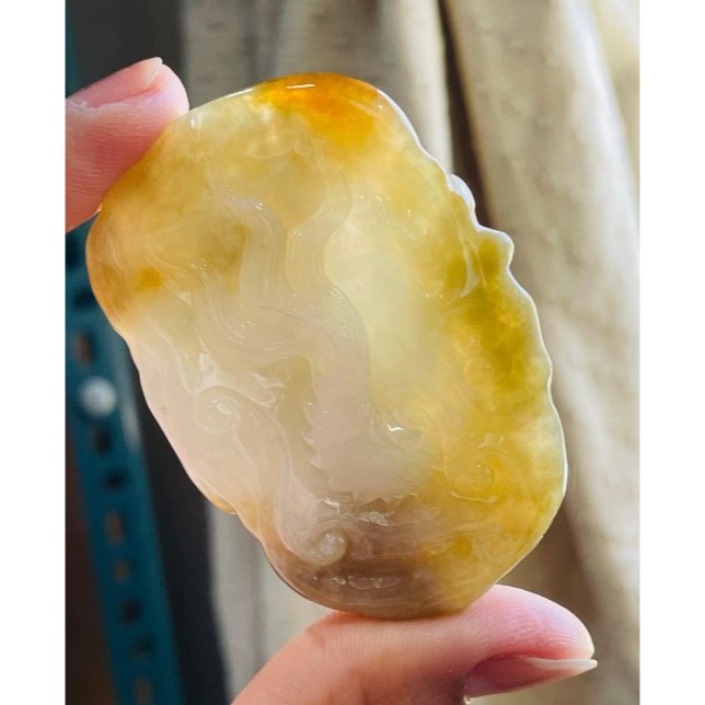 天然A貨緬甸玉 老坑梨黃漸變雙彩大師雕九五至尊翡翠龍牌 起冰漸層黃霧 天然過度老熟油亮 霸氣精工雙拋 附三證-細節圖7