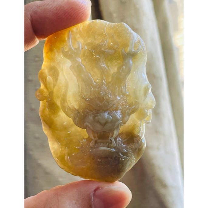 天然A貨緬甸玉 老坑梨黃漸變雙彩大師雕九五至尊翡翠龍牌 起冰漸層黃霧 天然過度老熟油亮 霸氣精工雙拋 附三證-細節圖8