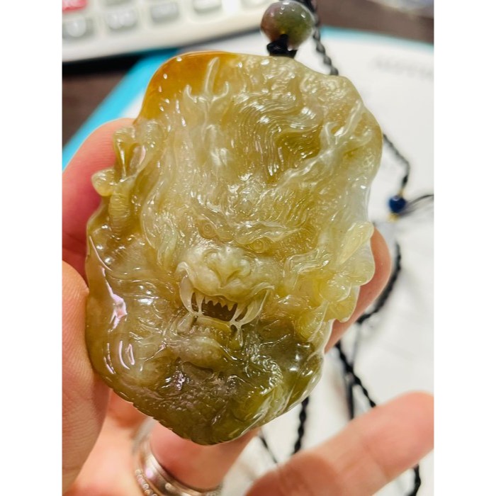 天然A貨緬甸玉 老坑梨黃漸變雙彩大師雕九五至尊翡翠龍牌 起冰漸層黃霧 天然過度老熟油亮 霸氣精工雙拋 附三證-細節圖9