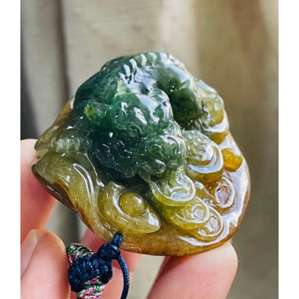 天然A貨緬甸玉 冰種黃加綠精工手雕招財納福貔貅翡翠玉墜 雙彩色分明 老坑蜜糖霧晶透油亮 滿色菠菜綠巧杏眼尖牙貔貅 附台証-細節圖2