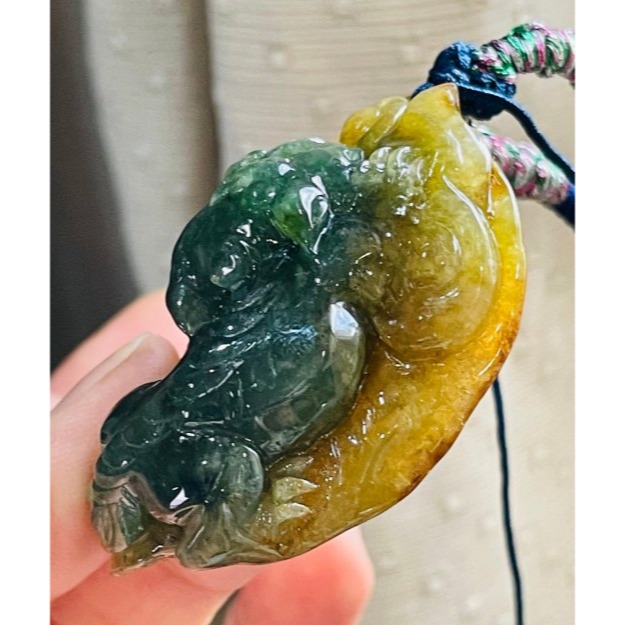 天然A貨緬甸玉 冰種黃加綠精工手雕招財納福貔貅翡翠玉墜 雙彩色分明 老坑蜜糖霧晶透油亮 滿色菠菜綠巧杏眼尖牙貔貅 附台証-細節圖3