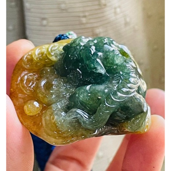 天然A貨緬甸玉 冰種黃加綠精工手雕招財納福貔貅翡翠玉墜 雙彩色分明 老坑蜜糖霧晶透油亮 滿色菠菜綠巧杏眼尖牙貔貅 附台証-細節圖4