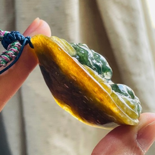 天然A貨緬甸玉 冰種黃加綠精工手雕招財納福貔貅翡翠玉墜 雙彩色分明 老坑蜜糖霧晶透油亮 滿色菠菜綠巧杏眼尖牙貔貅 附台証-細節圖5