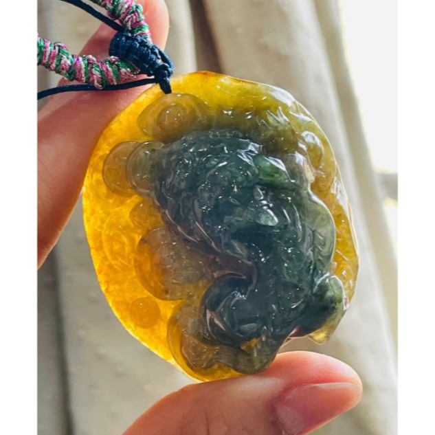天然A貨緬甸玉 冰種黃加綠精工手雕招財納福貔貅翡翠玉墜 雙彩色分明 老坑蜜糖霧晶透油亮 滿色菠菜綠巧杏眼尖牙貔貅 附台証-細節圖8