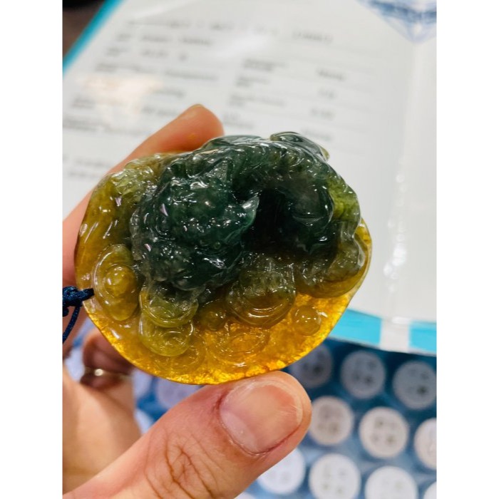 天然A貨緬甸玉 冰種黃加綠精工手雕招財納福貔貅翡翠玉墜 雙彩色分明 老坑蜜糖霧晶透油亮 滿色菠菜綠巧杏眼尖牙貔貅 附台証-細節圖9