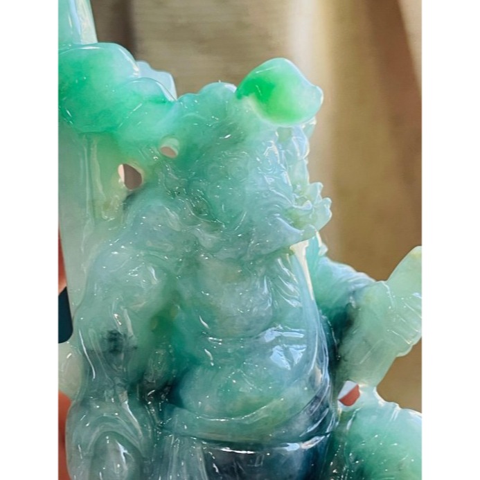 天然A貨緬甸玉 老坑烏骨雞綠大師雕鍾馗納福翡翠擺件 冰起膠滿綠底色 陽綠辣綠灑金烏雞層次多彩 翠與墨獨特美-細節圖2