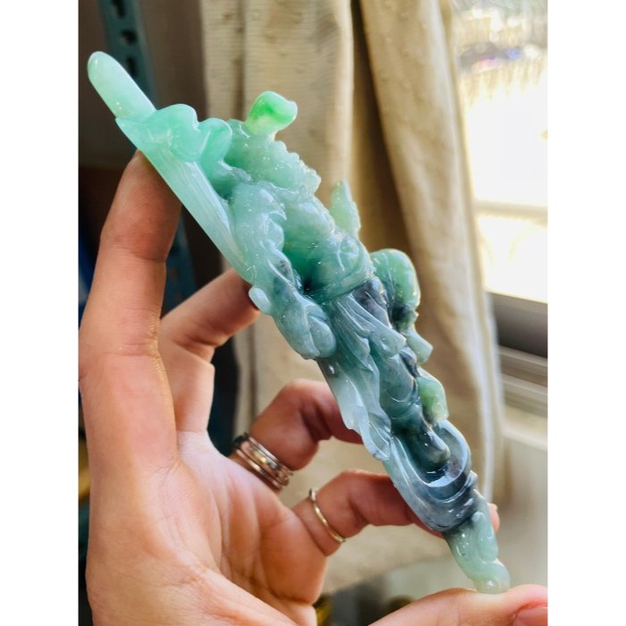 天然A貨緬甸玉 老坑烏骨雞綠大師雕鍾馗納福翡翠擺件 冰起膠滿綠底色 陽綠辣綠灑金烏雞層次多彩 翠與墨獨特美-細節圖3