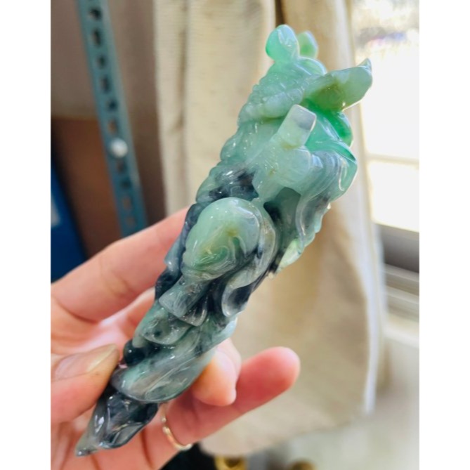 天然A貨緬甸玉 老坑烏骨雞綠大師雕鍾馗納福翡翠擺件 冰起膠滿綠底色 陽綠辣綠灑金烏雞層次多彩 翠與墨獨特美-細節圖4