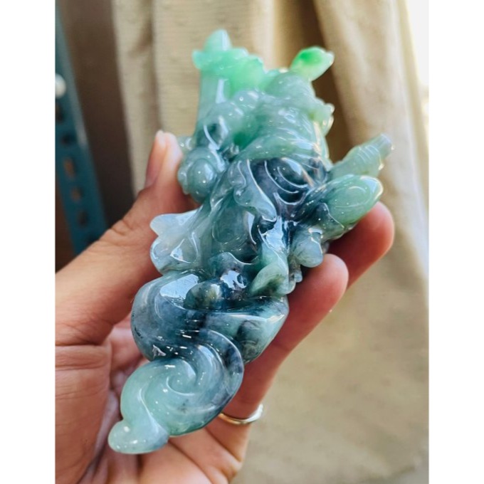 天然A貨緬甸玉 老坑烏骨雞綠大師雕鍾馗納福翡翠擺件 冰起膠滿綠底色 陽綠辣綠灑金烏雞層次多彩 翠與墨獨特美-細節圖5